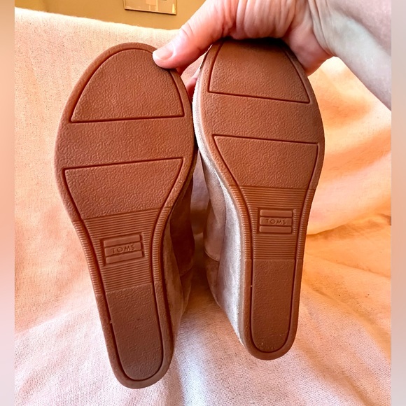 Tom's Suede Wedges, Size 7 - Picture 9 of 10
